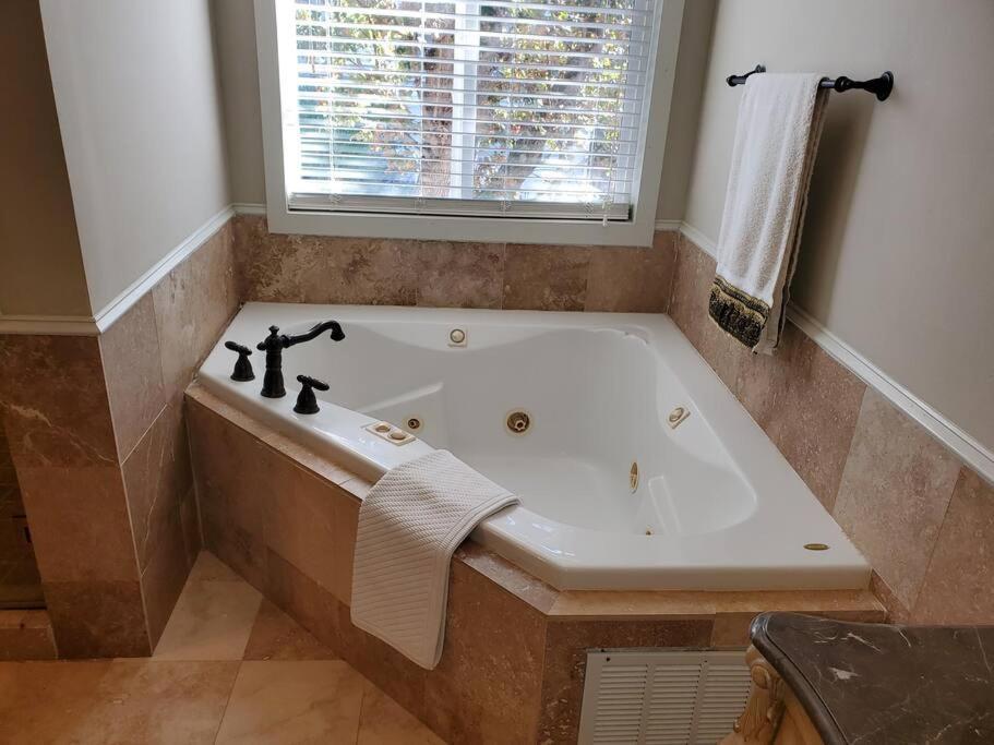 Sleeps16, Spacious Home, Close To Downtown, Beltline, And Walk To Restaurants, 75" Tv, 2 Person Jacuzzi, Ping Pong Atlanta Luaran gambar