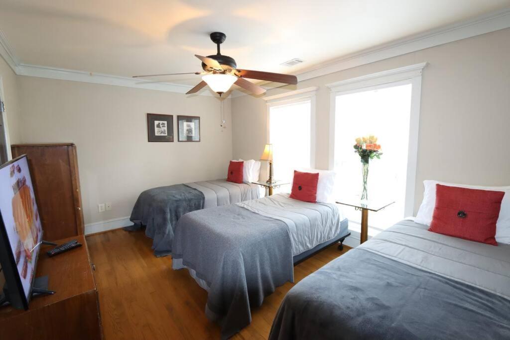 Sleeps16, Spacious Home, Close To Downtown, Beltline, And Walk To Restaurants, 75" Tv, 2 Person Jacuzzi, Ping Pong Atlanta Luaran gambar