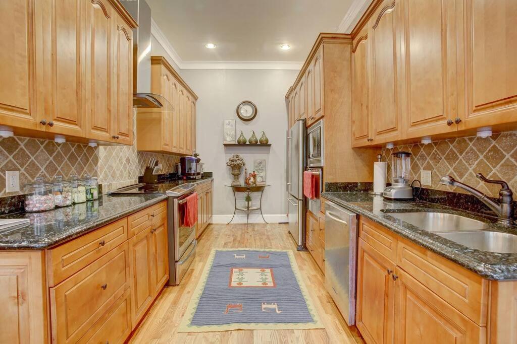Sleeps16, Spacious Home, Close To Downtown, Beltline, And Walk To Restaurants, 75" Tv, 2 Person Jacuzzi, Ping Pong Atlanta Luaran gambar